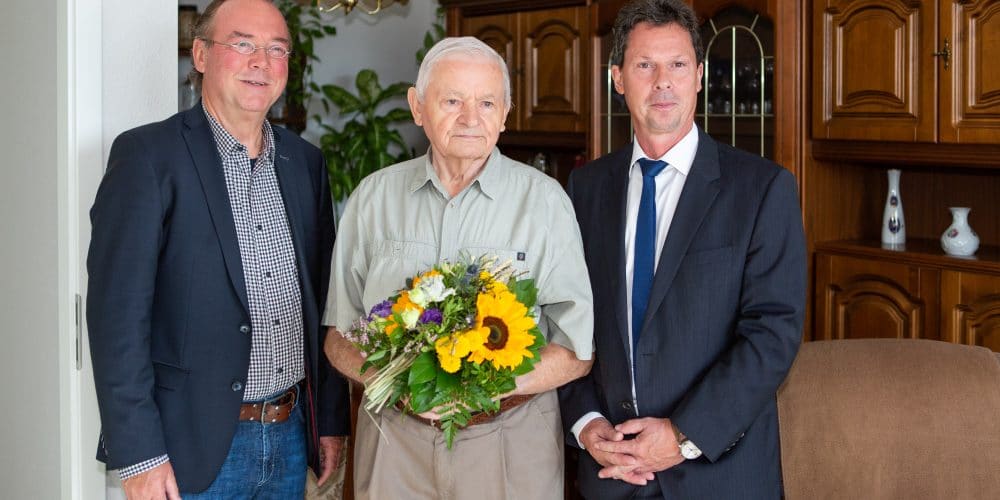 Erster Mieter bekommt den symbolischen Schlüssel überreicht